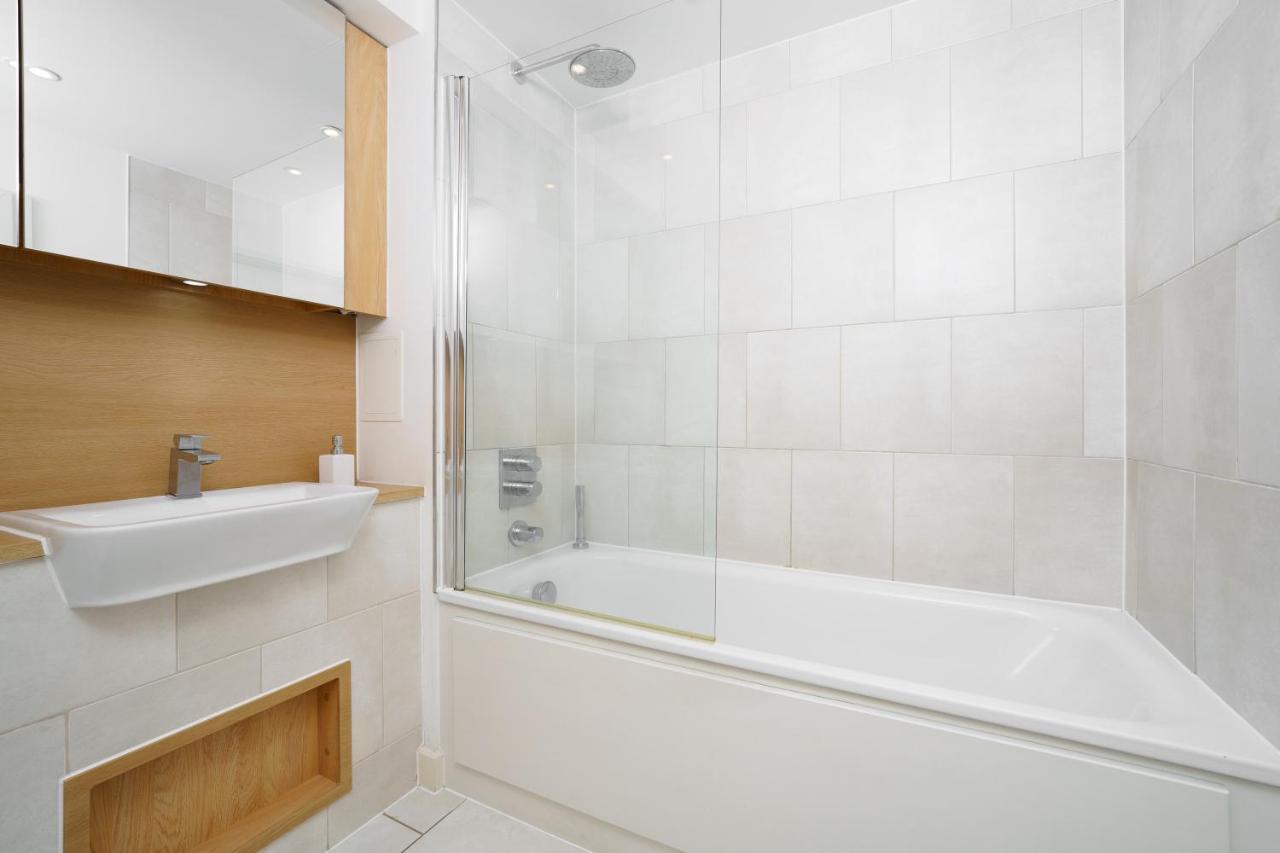 Stylish Fully-Equipped One Bedroom Apartment With Extra Sofa Bed, Free Secure Parking, Onsite Gym, 24Hr Security & Concierge Londýn Exteriér fotografie