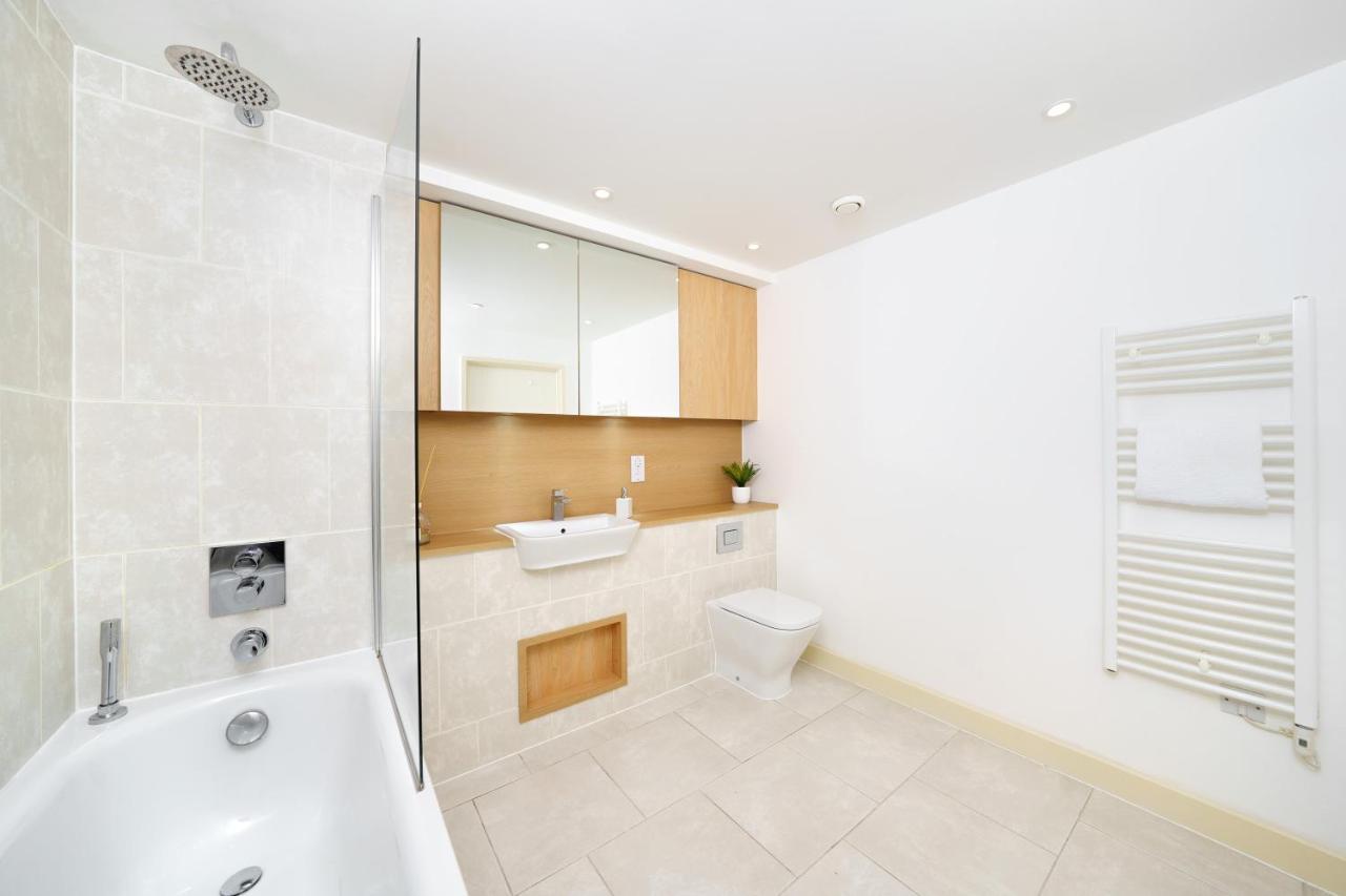 Stylish Fully-Equipped One Bedroom Apartment With Extra Sofa Bed, Free Secure Parking, Onsite Gym, 24Hr Security & Concierge Londýn Exteriér fotografie